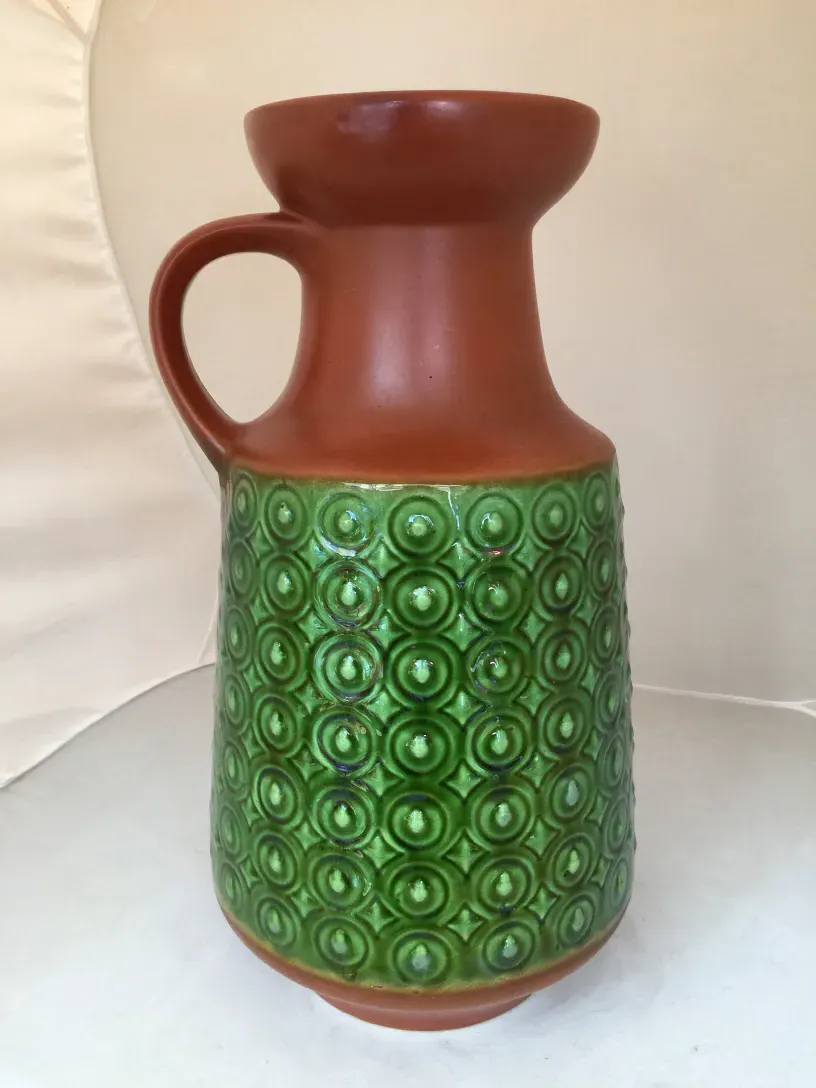 Antico vaso decorativo in ceramica verde con motivi circolari