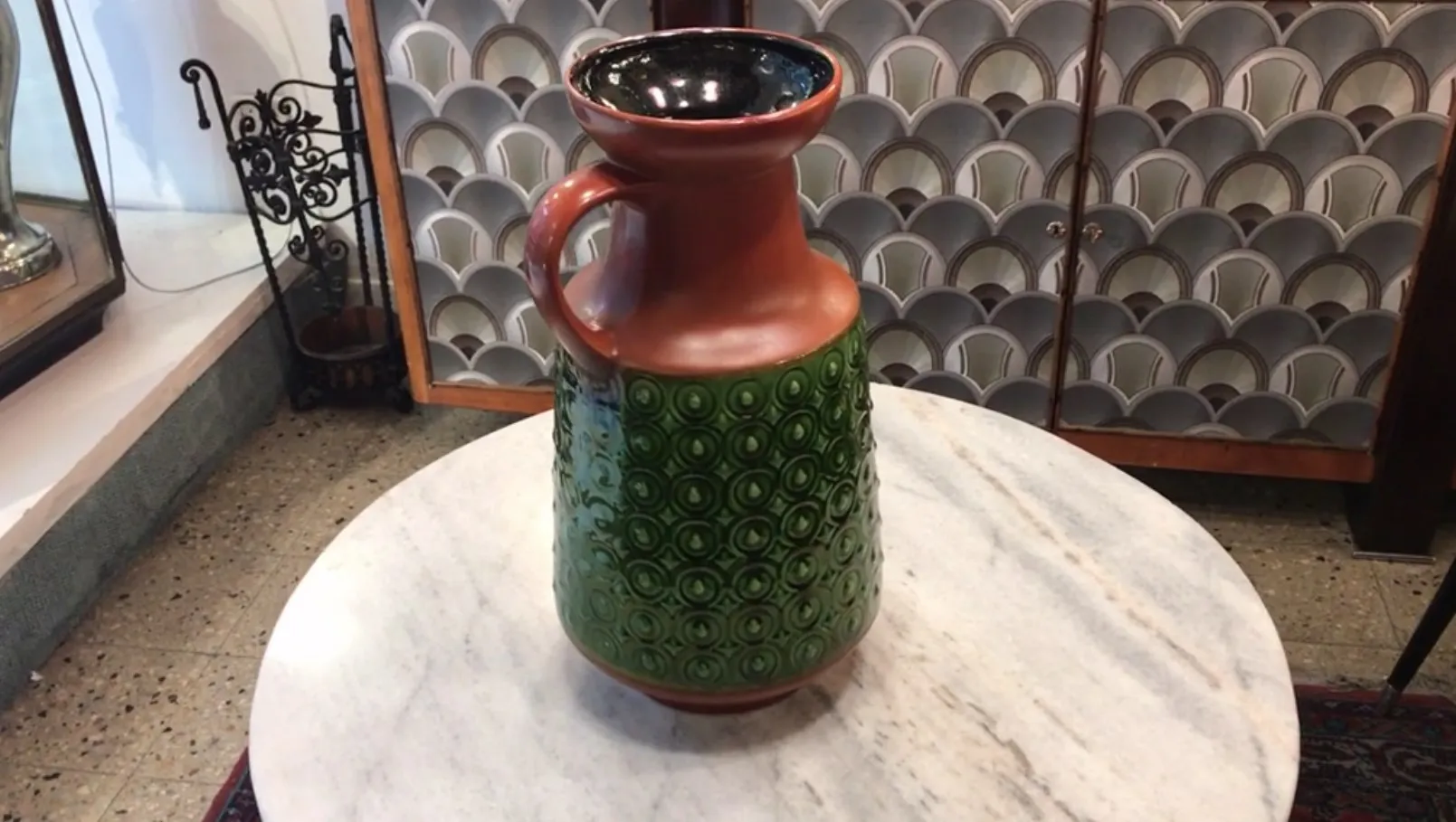 jarre ancienne en céramique avec motifs verts et marron