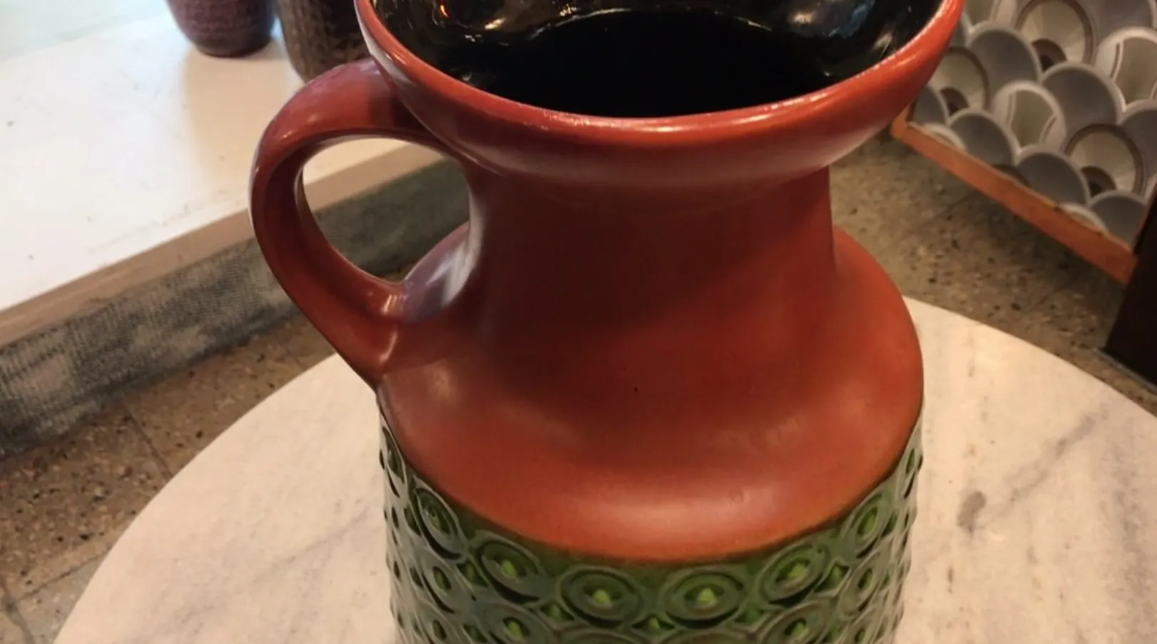 Jug in ceramica antica con design multicolore e motivi rotondi