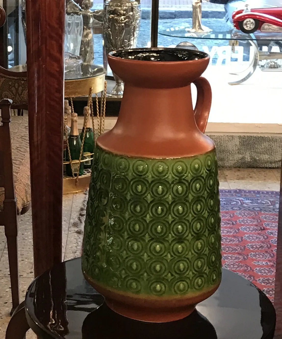 Antica ceramica con design verde e motivi circolari, perfetta per la decorazione.