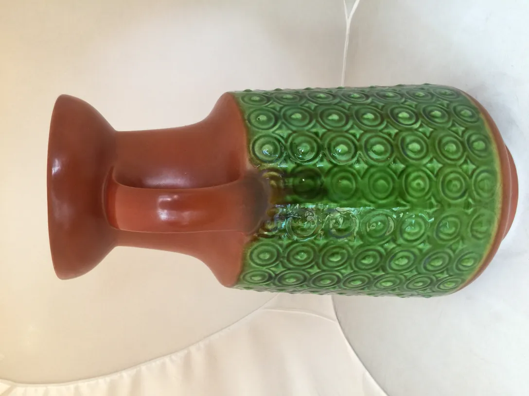 Giara di ceramica antica con motivo verde e marrone