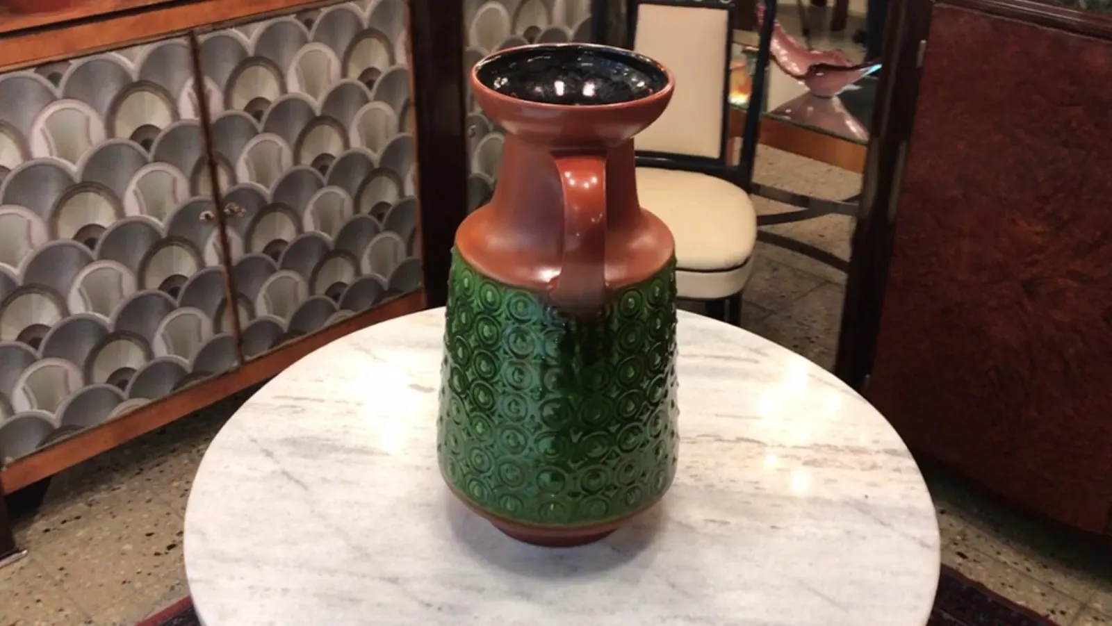 brocca ceramica verde antica con motivi circolari