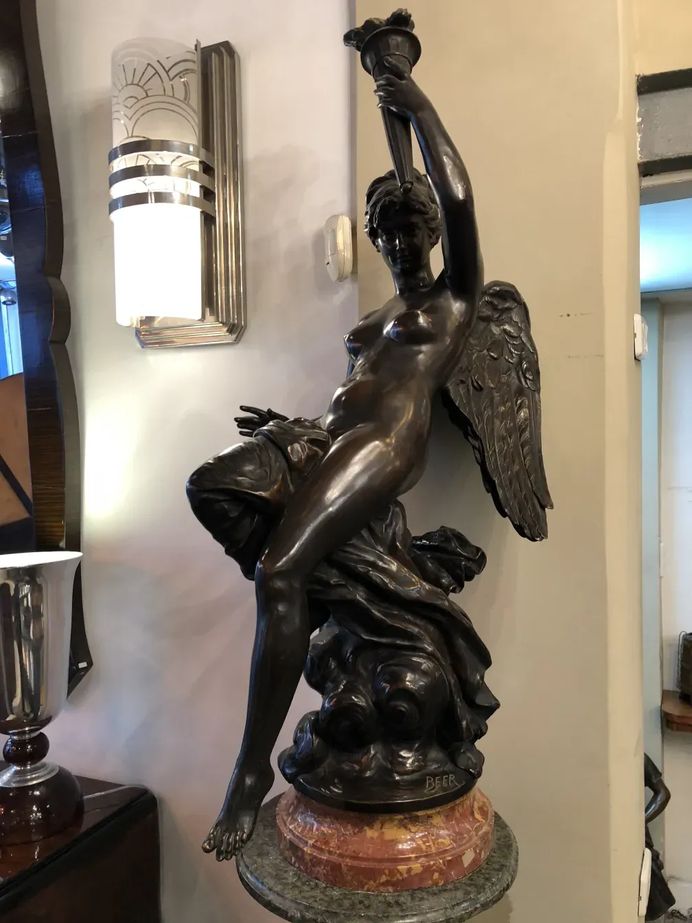 antike skulptur einer geflügelten weiblichen figur in einem eleganten ambiente