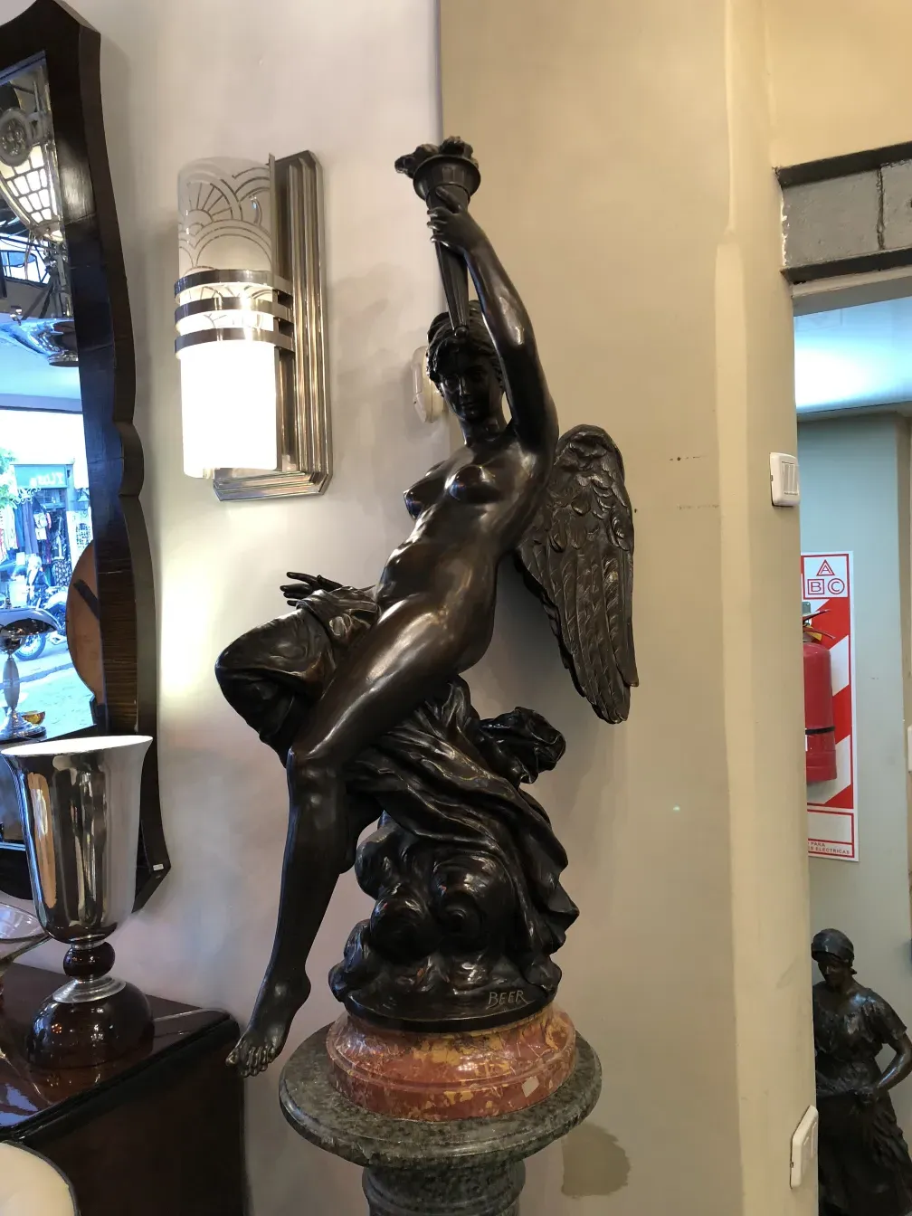 alte Skulptur mit einer weiblichen Figur und Flügeln