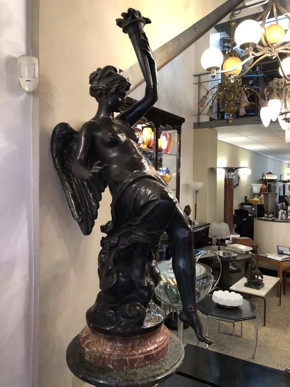antike Skulptur, die eine weibliche Figur mit Flügeln darstellt