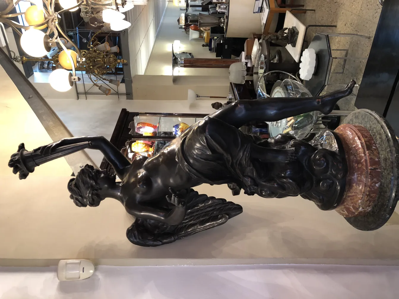 escultura antiga de figura elegante com cerveja em ambiente decorativo