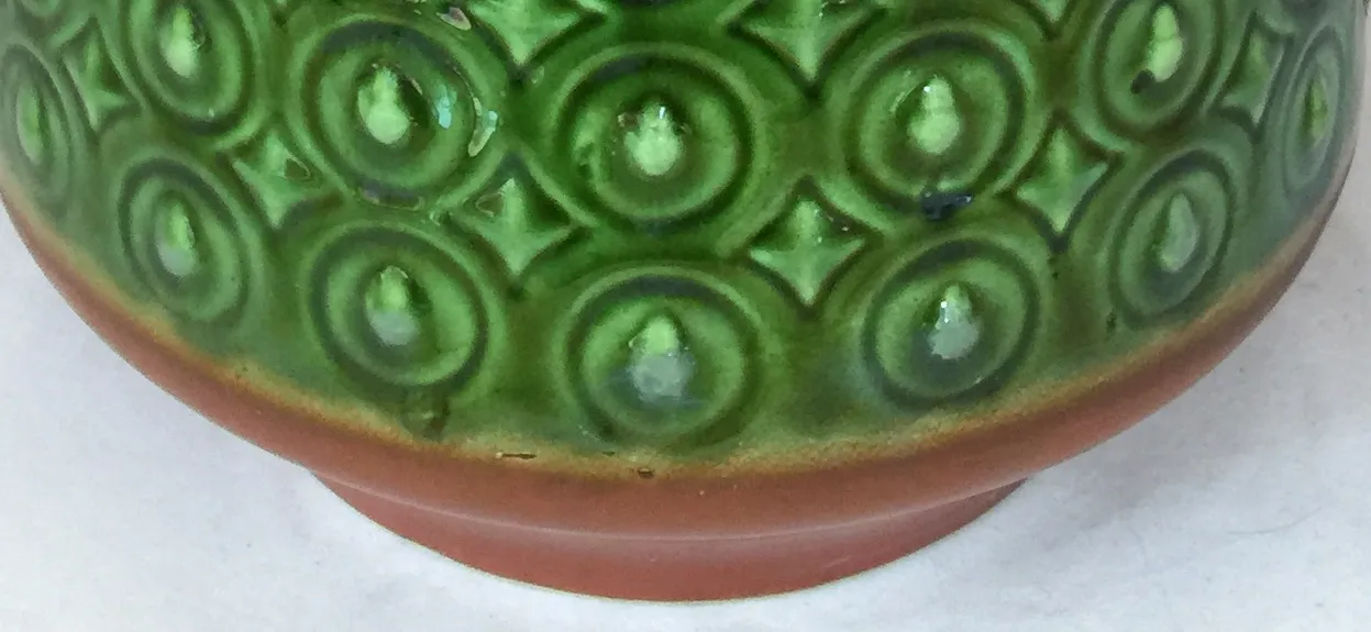 Античная зеленая керамика с декоративными рисунками и элегантной формой.