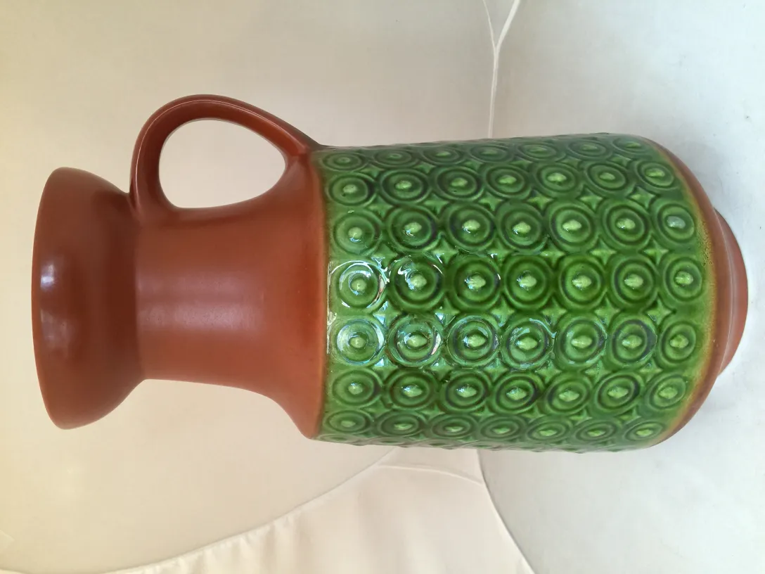 古代の陶器の壺、緑の装飾と円形のデザイン。