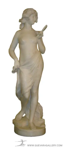 古代女性雕塑持有镜子，优雅的姿势。