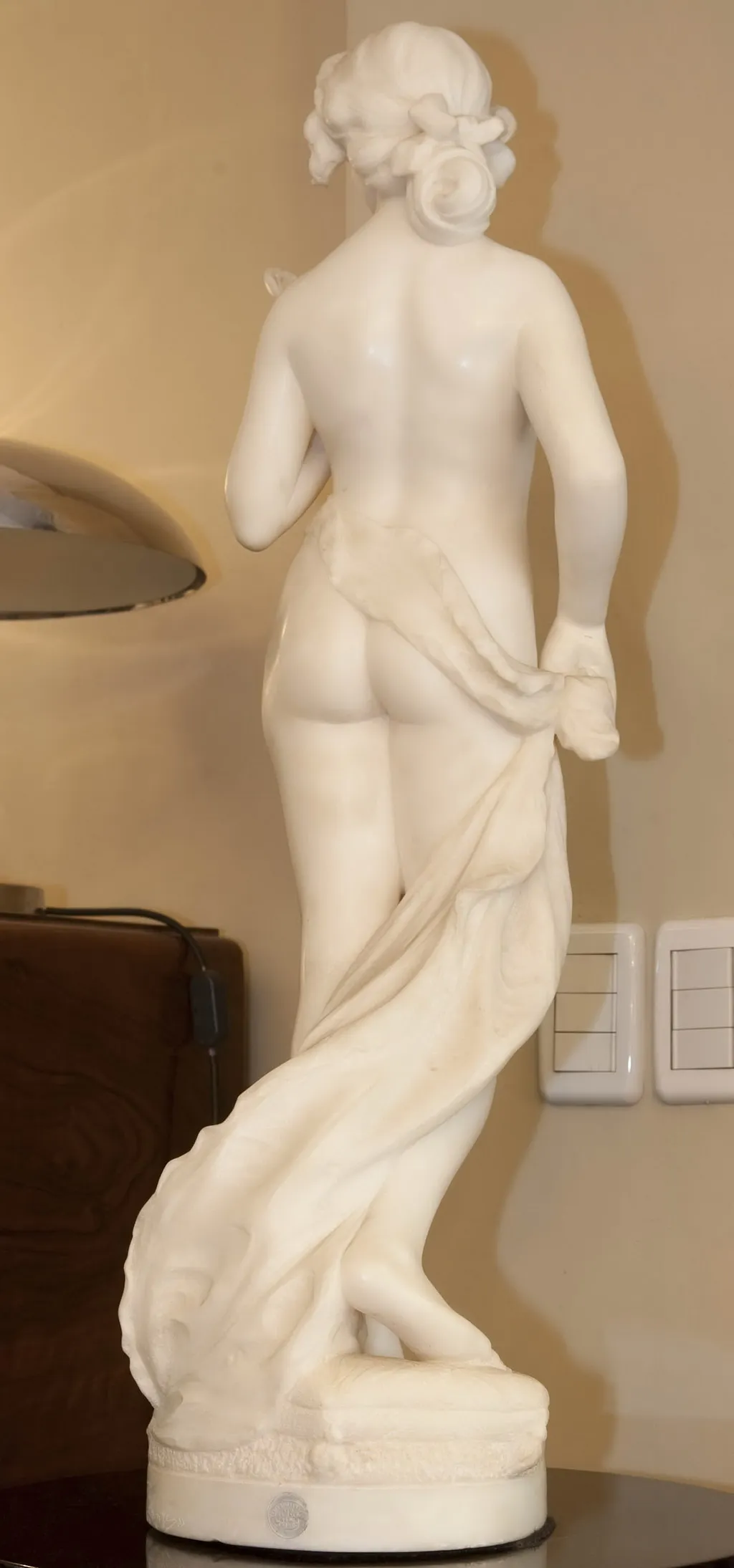 Sculpture ancienne de femme avec un voile, détails en tissu.