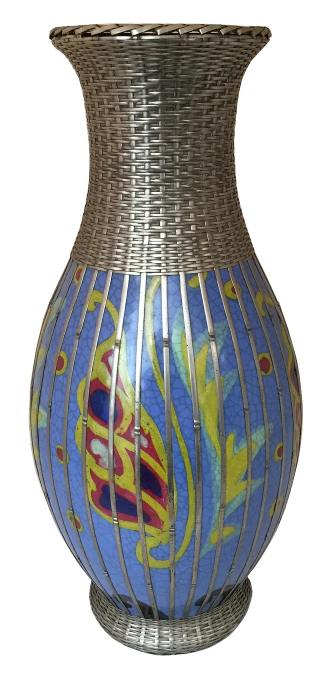 Vase en céramique antique avec une décoration colorée et des détails complexes.