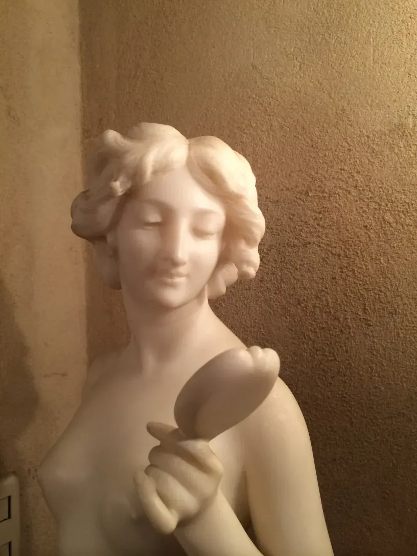 古代女性雕塑拿着镜子在galleria lapini florenz