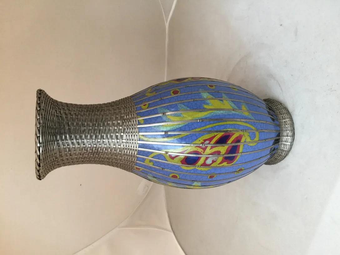 Vase en céramique ancien décoré à la main avec des couleurs vives