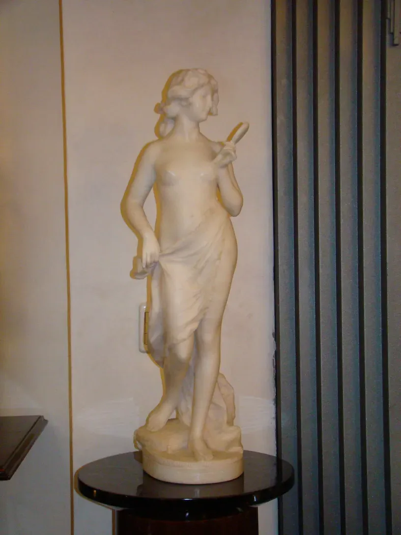 تمثال أنثوي قديم بتفاصيل دقيقة في Galleria Lapini Florenz
