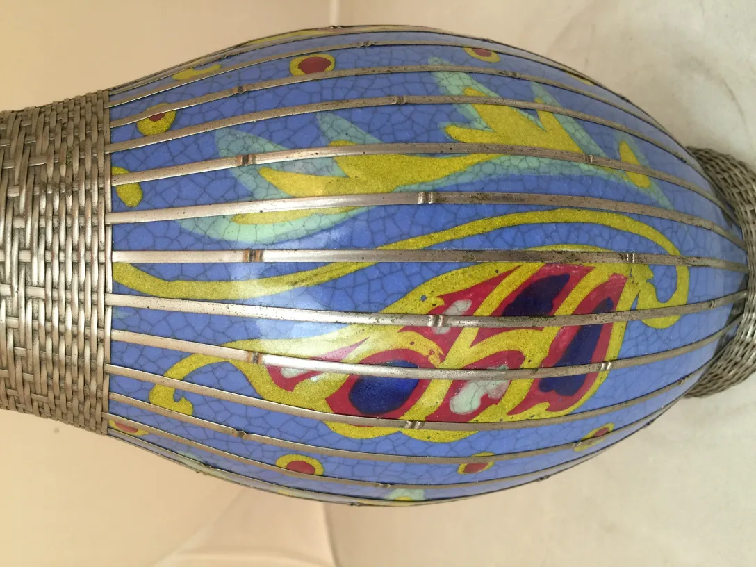 Vase en céramique ancienne avec un design coloré et vibrant