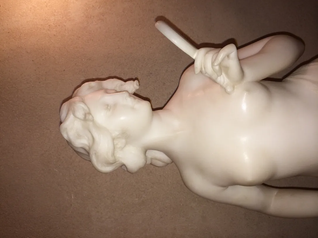 escultura antigua de figura femenina con detalles suaves