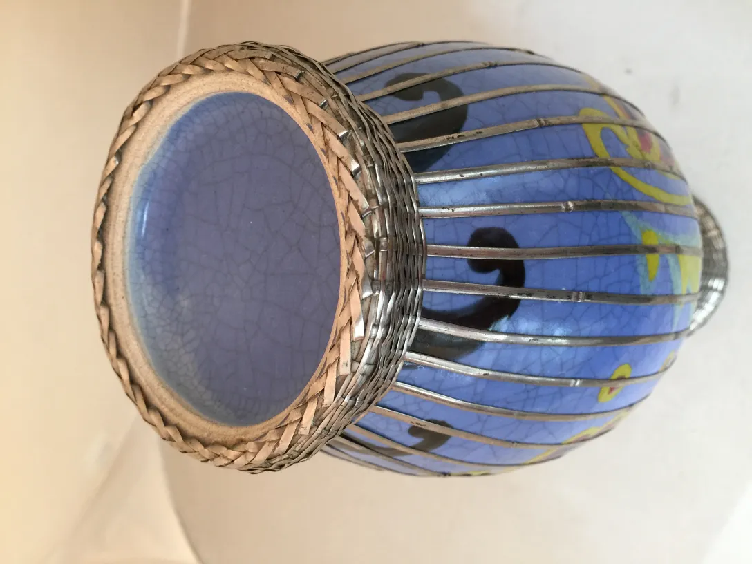 vase antico in ceramica con design colorato, decorativo