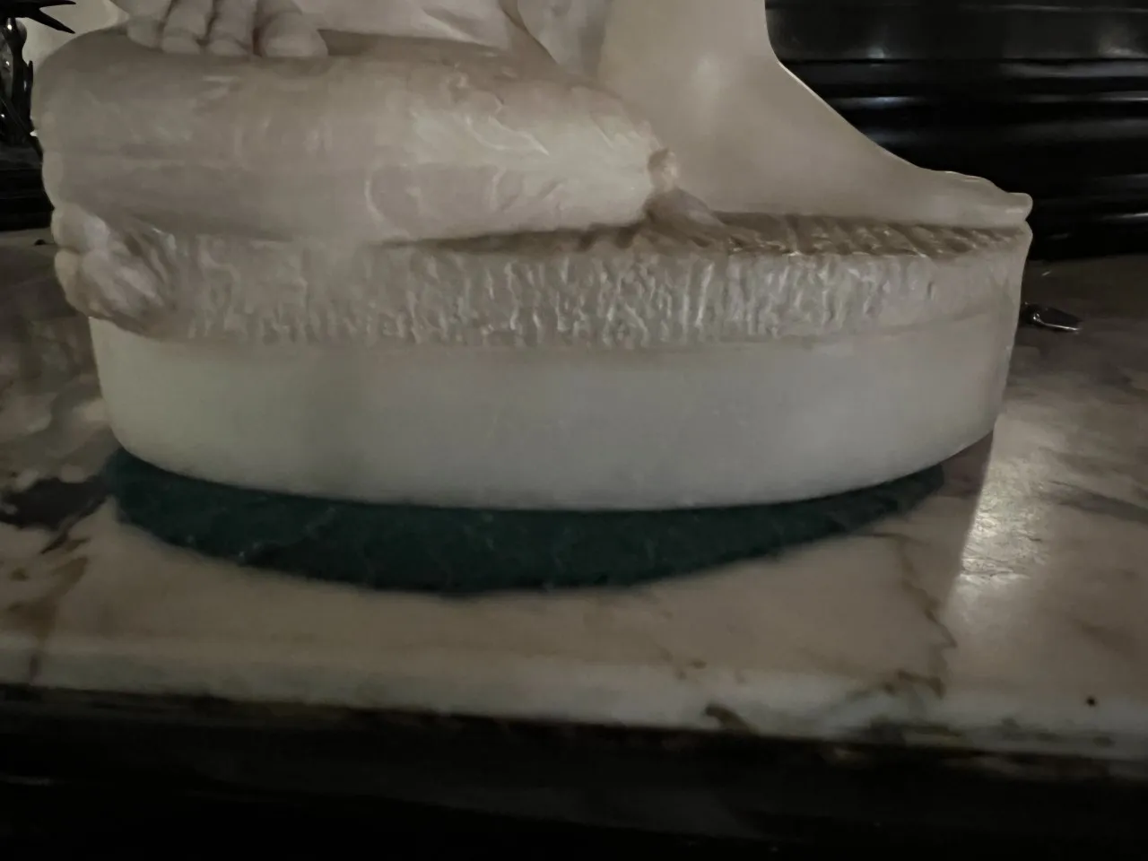 古老雕塑的细节，底座为大理石