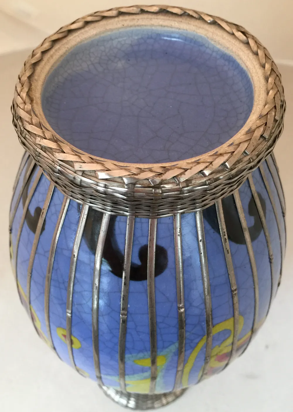 Antigüedad de cerámica Awaji Minpei, decorado en azul y amarillo, con detalles en metal.