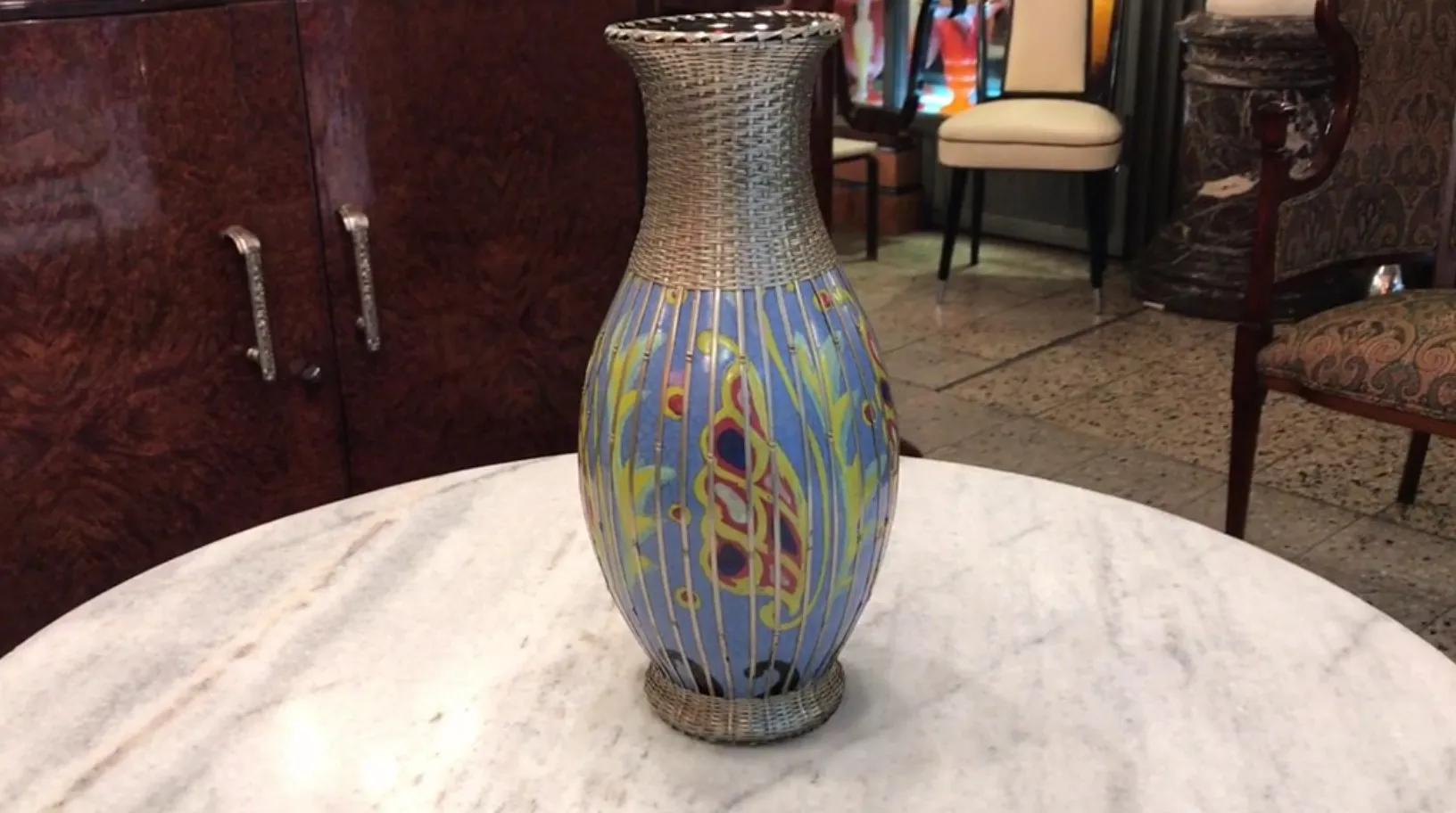 antike keramische vase mit floralem Muster in Blau und Gelb