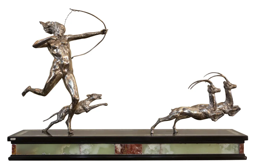 Escultura metálica antiga de caçador perseguindo veados