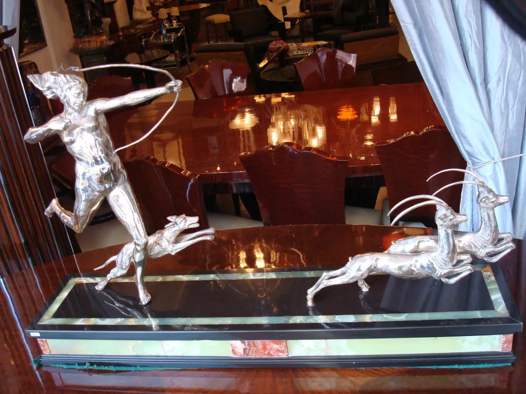 escultura antiga de amadeo gennarelli mostrando a caça, um arqueiro e cervos em movimento