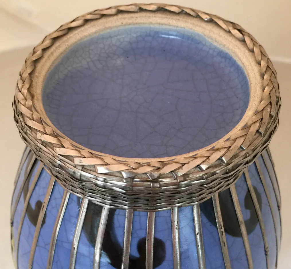 Vaso in ceramica blu con coperchio intrecciato e dettagli neri