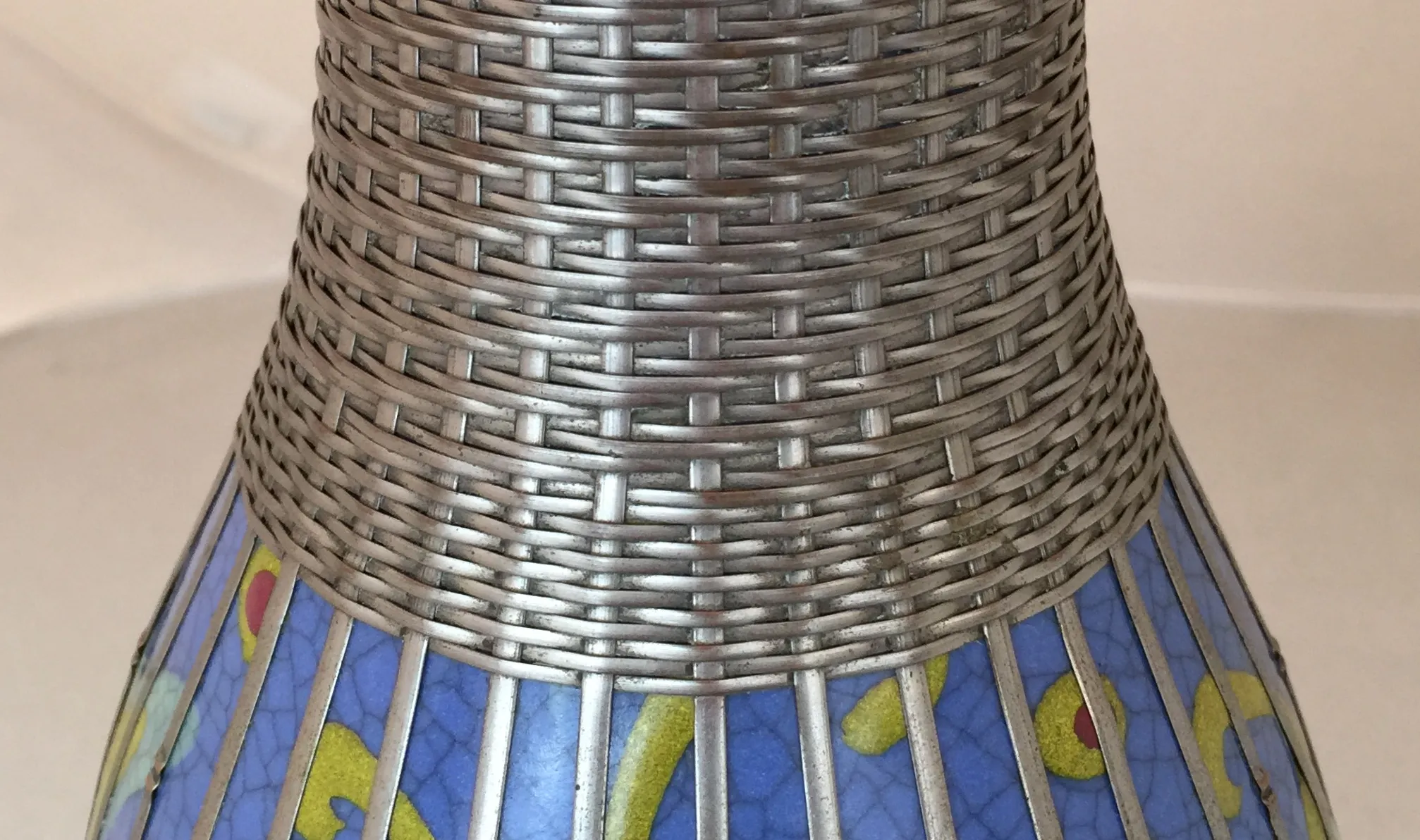 Vaso antico in ceramica blu e gialla, dettagli intrecciati decorano la parte superiore.