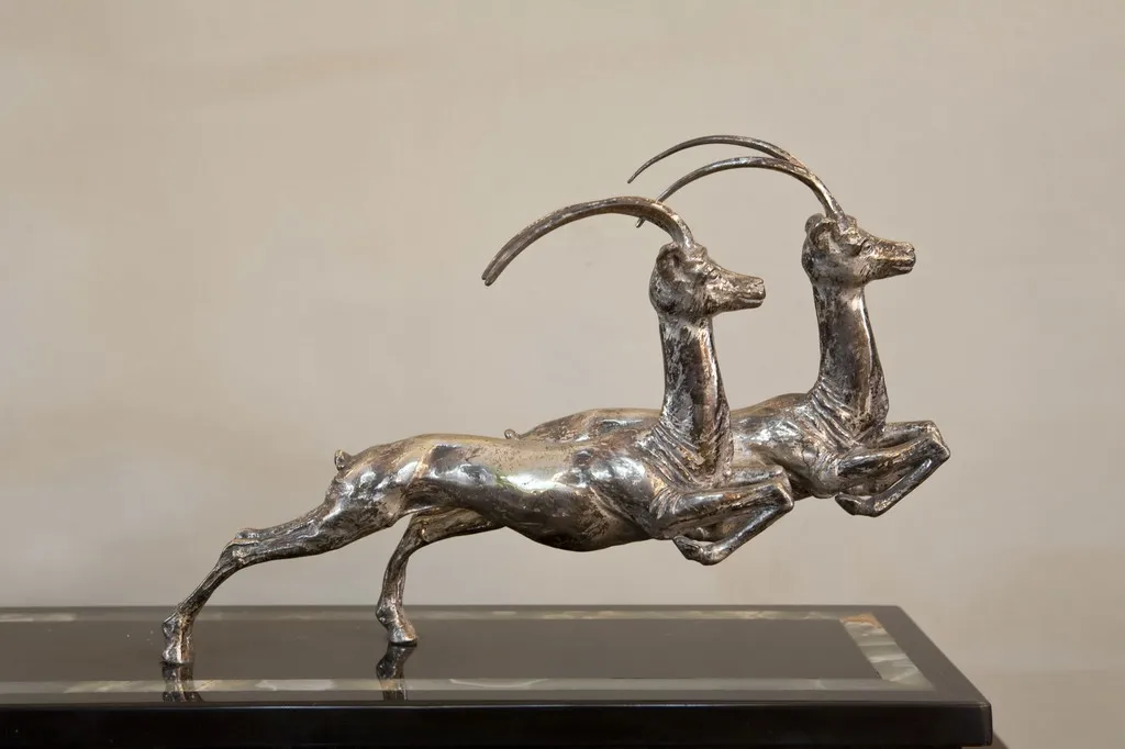 sculpture antique de cerfs bondissants, brillante et élégante, d'amadeo gennarelli.