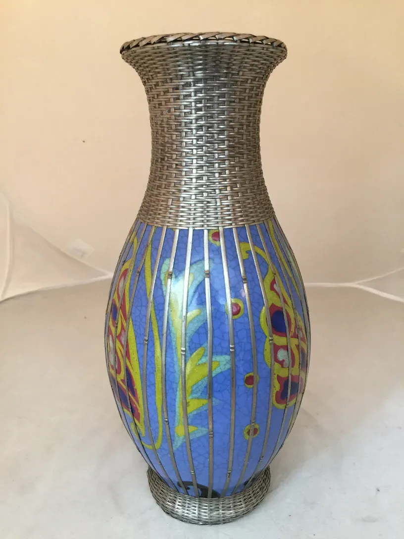 Giovane vaso antico in ceramica giapponese, decorato con disegni colorati.