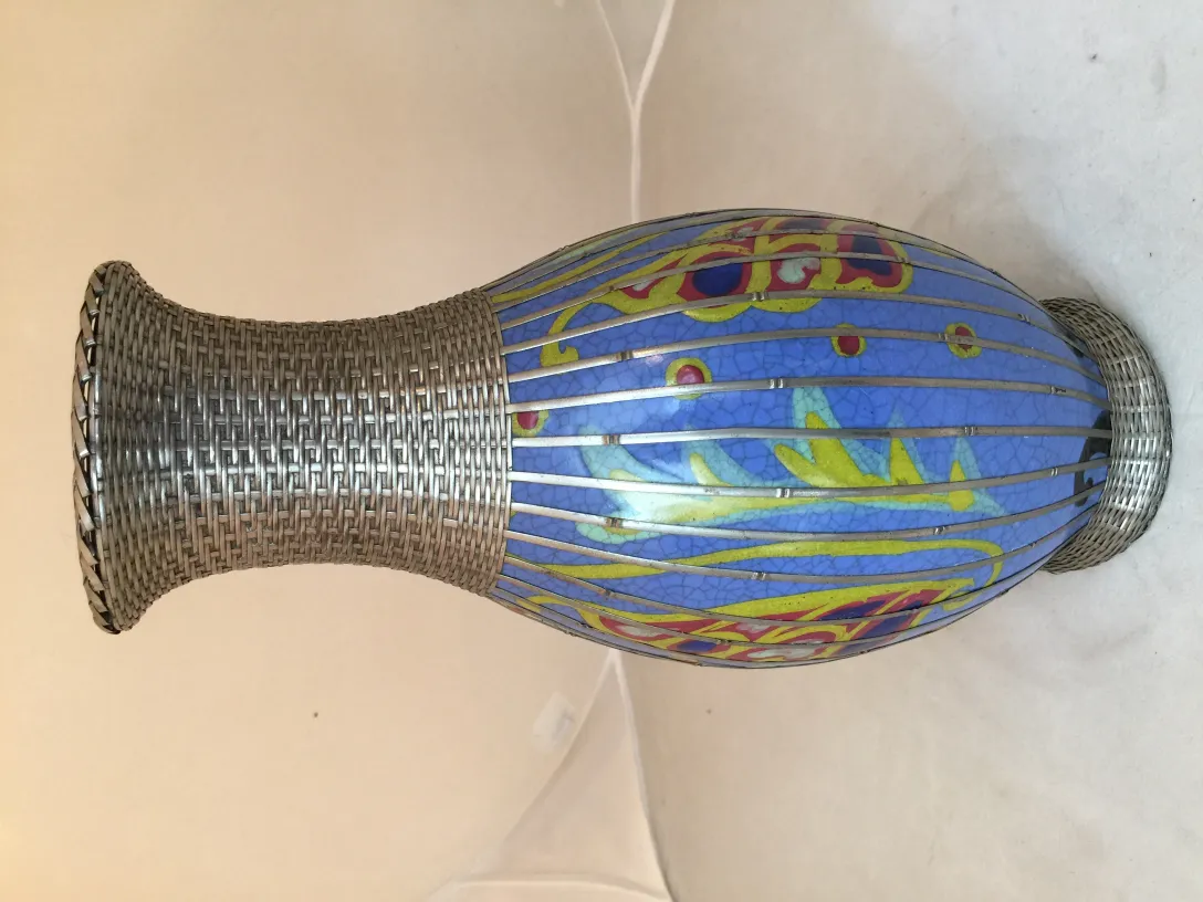 Jarrón antiguo de cerámica decorado en tonos azules y amarillos.