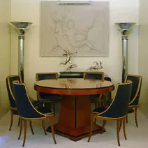 scultura antica di Amadeo Gennarelli in un ambiente elegante con tavolo e sedie