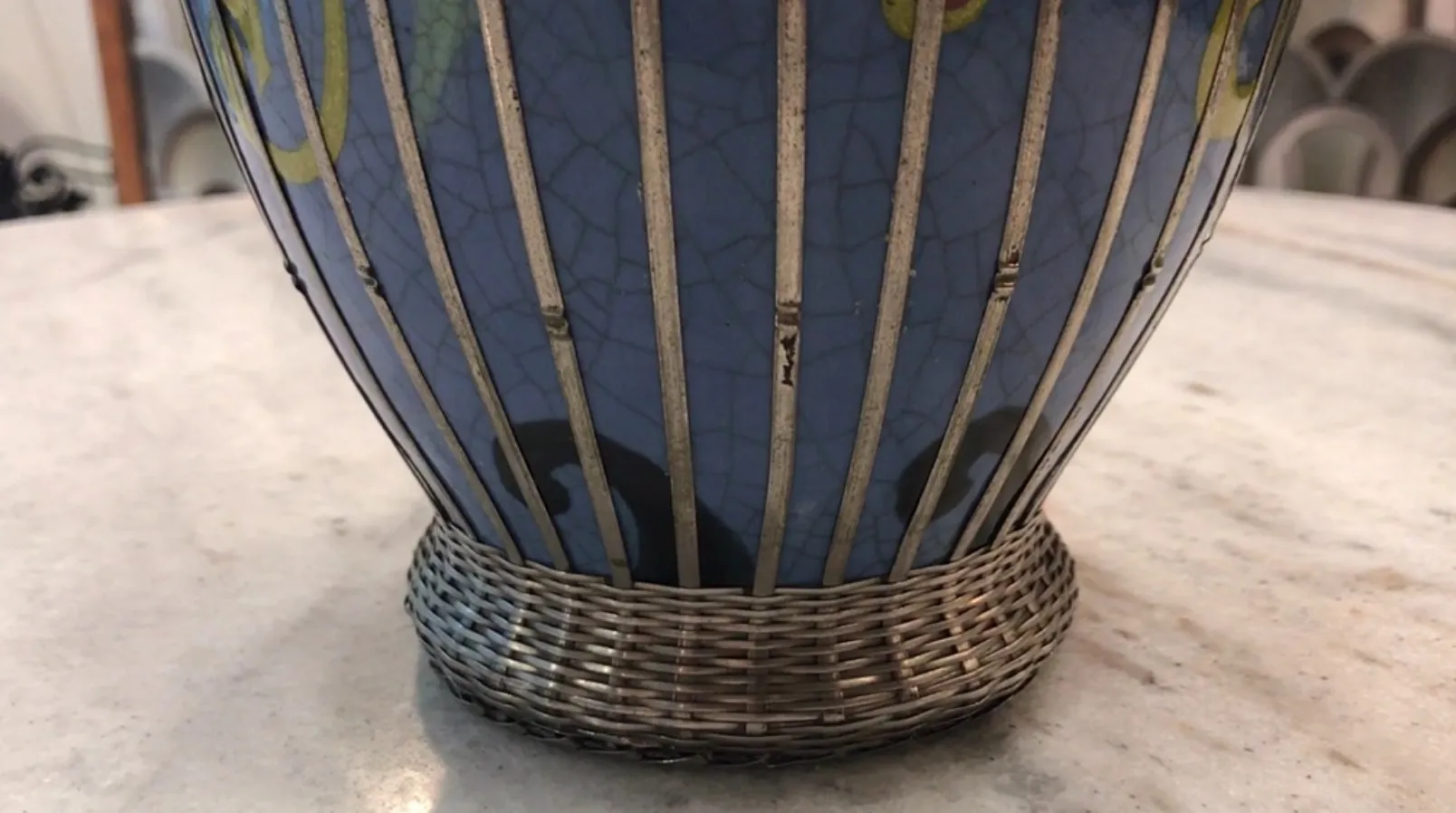 Antike japanische Keramik Awaji Minpei mit bunten Details und klassischem Design, zartem Hintergrund.