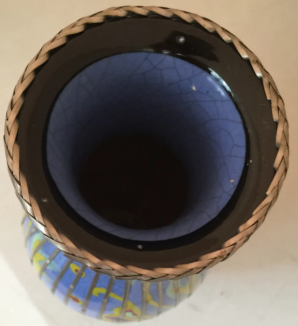 Vase ancien en céramique avec intérieur bleu et motif jaune sur fond blanc