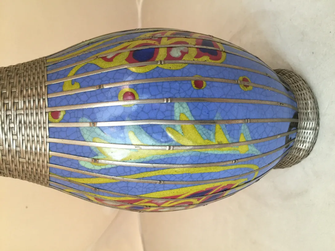 Vaso de cerâmica antiga com design colorido em azul e amarelo, adornos metálicos