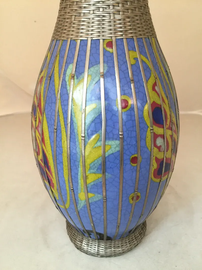 Cerâmica antiga azul com padrões decorativos