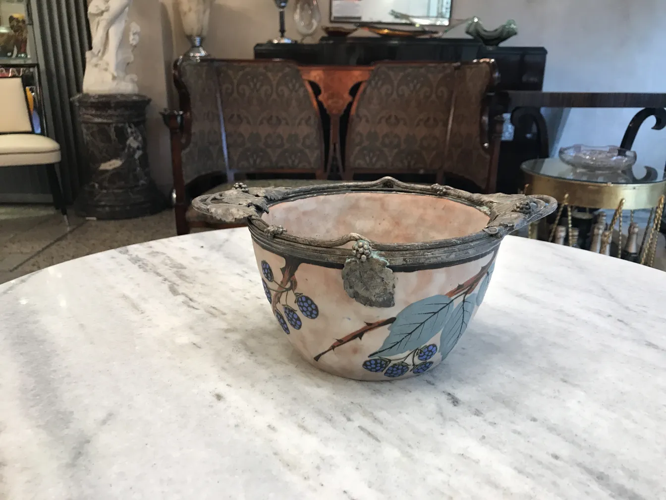 우아한 환경에 잎과 열매 장식이 있는 아름다운 고대 도자기.