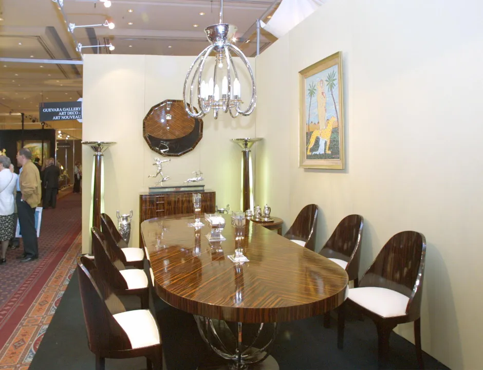 阿马德奥-詹纳雷利的古代雕塑在优雅的环境中