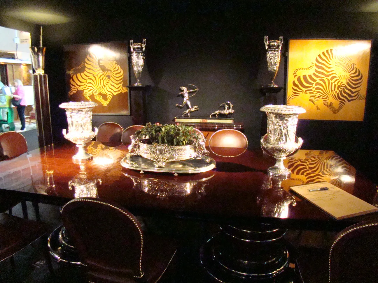 Scultura antica decorativa di Amadeo Gennarelli in un ambiente elegante