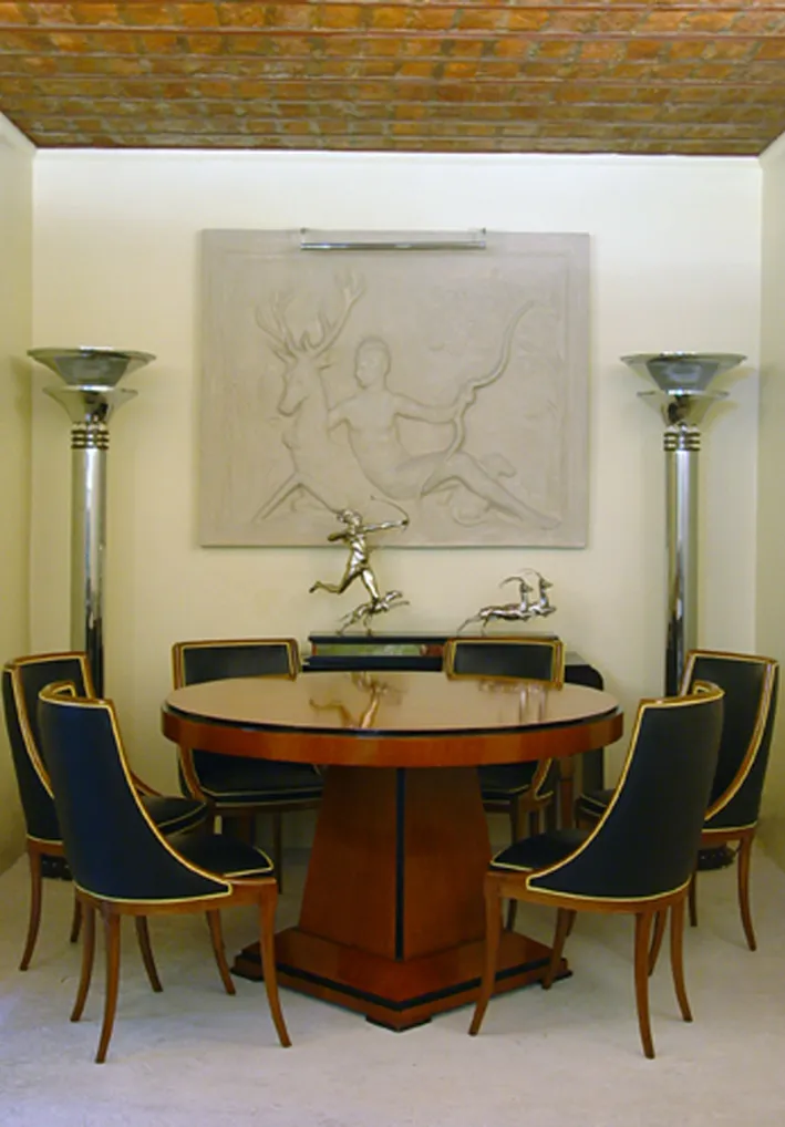 scultura antica di amadeo gennarelli con figure in un ambiente elegante