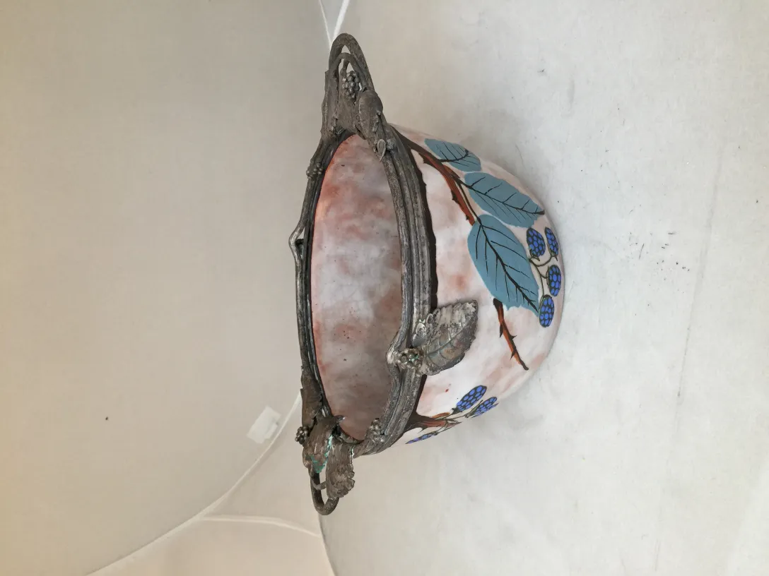 고대 도자기, 파란 잎과 열매로 장식, 중립적인 배경.