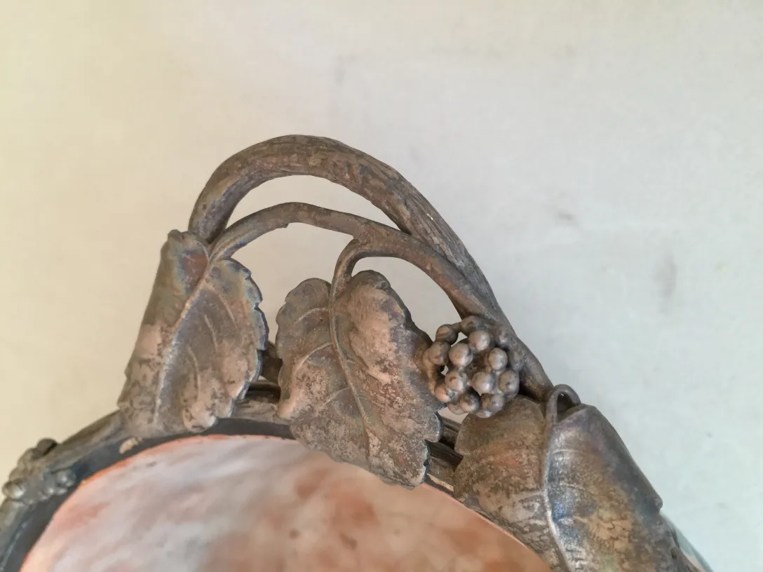 Ceramica antica con elementi decorativi di foglia e grappolo