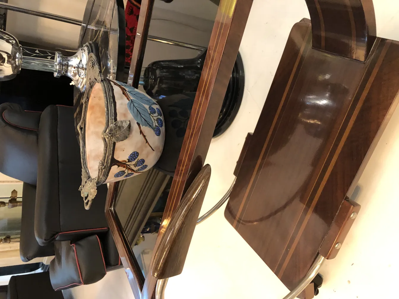 葉とベリーのデザインの古い陶器、モダンな環境。