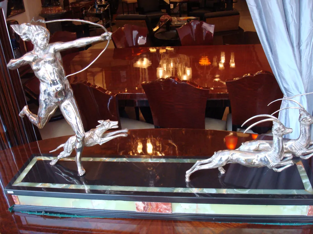 sculpture ancienne de chasse représentant un chien et des cerfs en mouvement