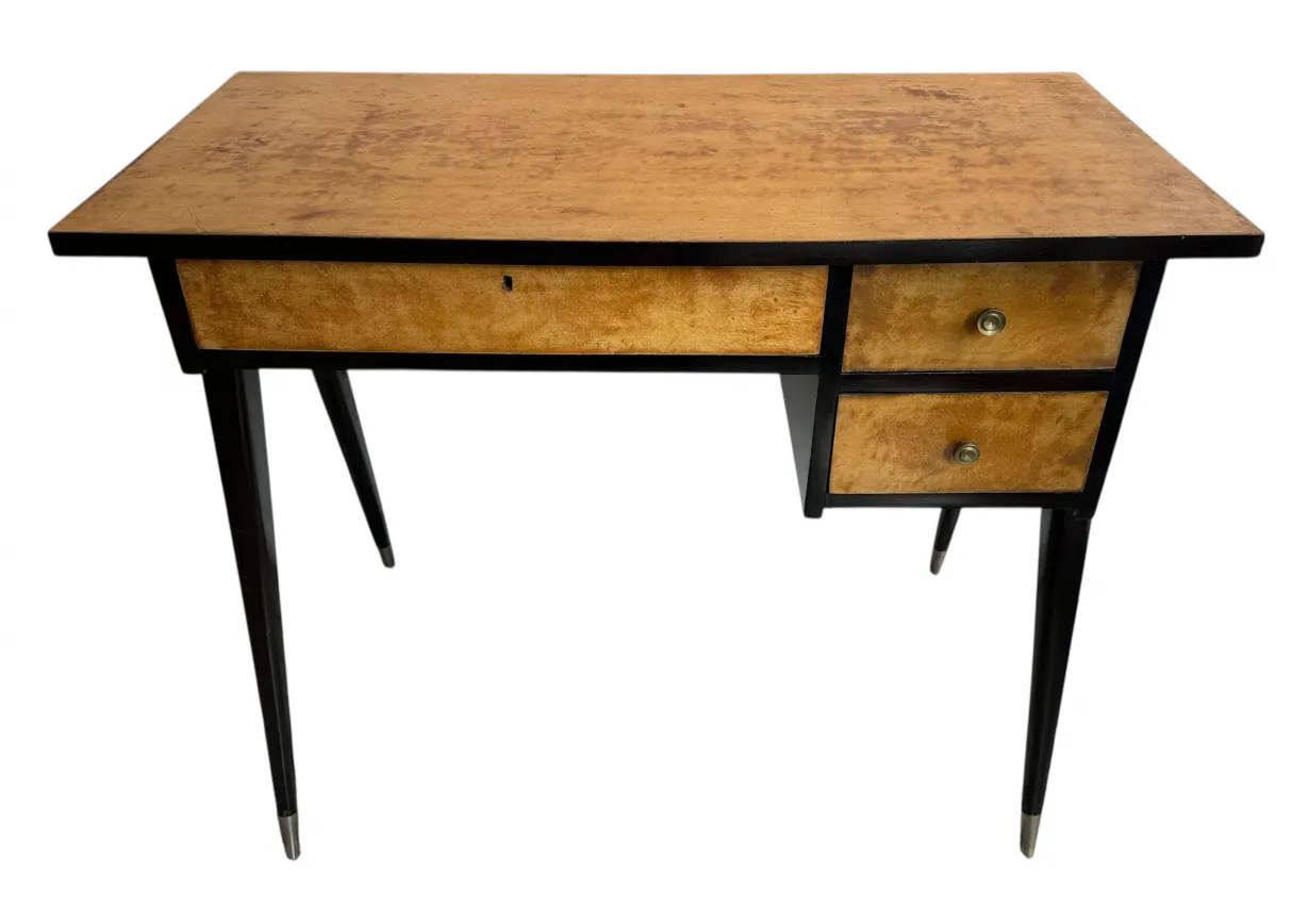 Bureau ancien avec deux tiroirs en bois clair et pieds noirs.