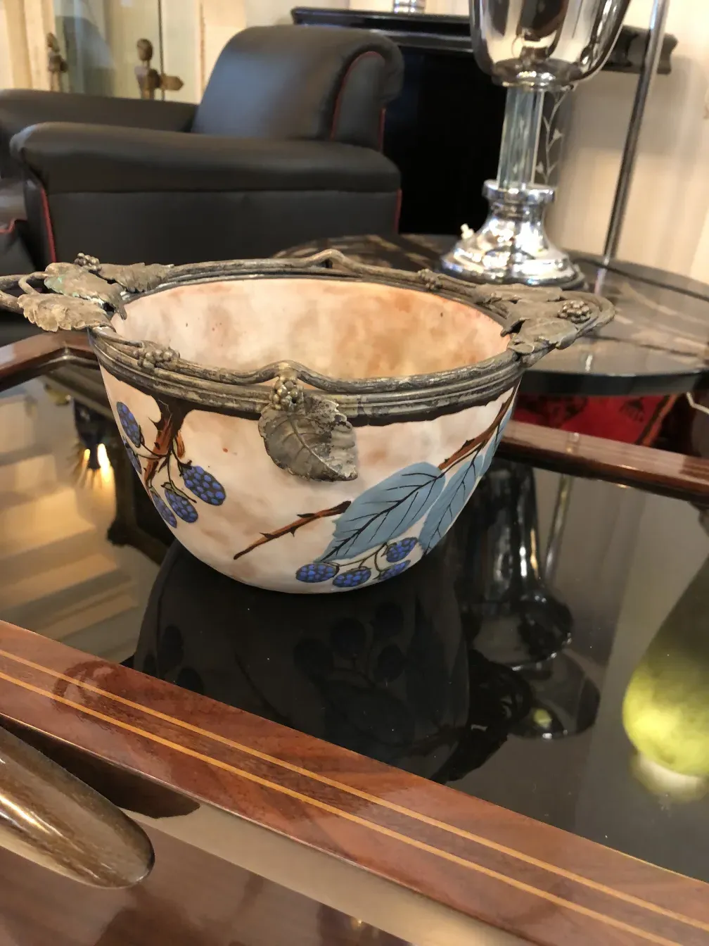 antike keramikschüssel mit blättern und früchten in einer eleganten umgebung