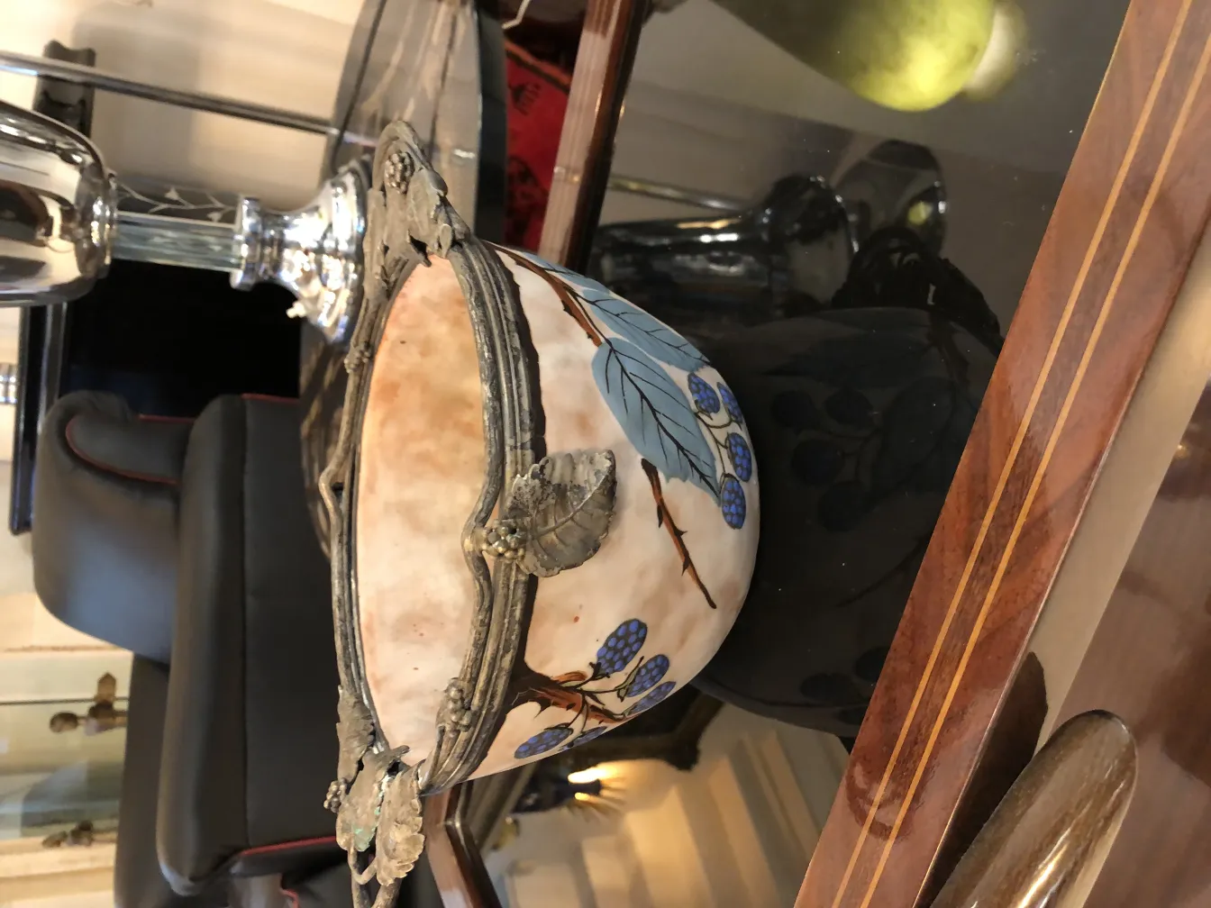 Cerámica antigua con detalles en hojas y uvas, elegante diseño.