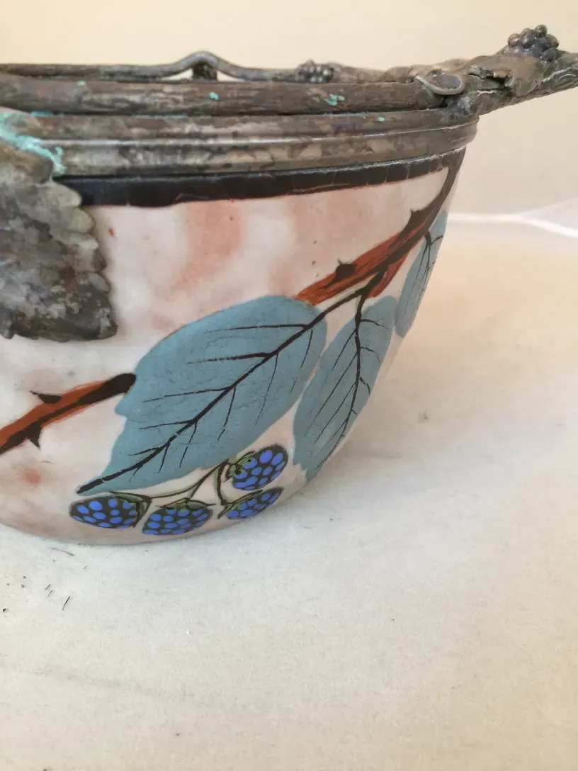 tigela de cerâmica antiga decorada com folhas coloridas e flores