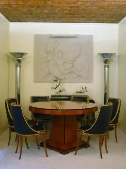 scultura antica amadeo gennarelli tra sedie e lampade