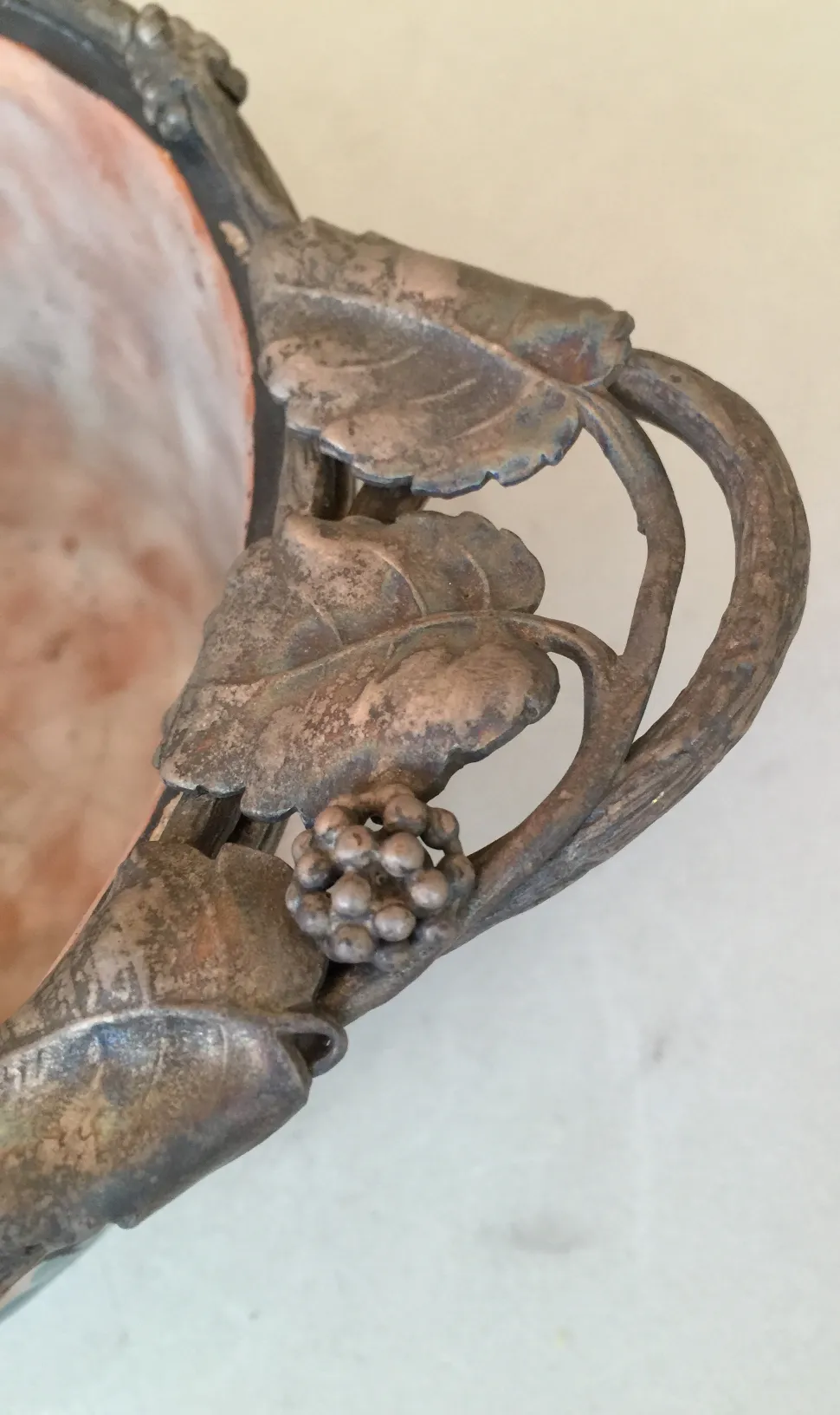 葉っぱと房による装飾が施された古代陶器の中立な背景